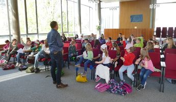 Zahlreiche Kinder die Bürgermeister Matthias Baaß fragen stellen. 