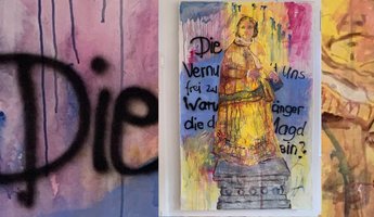 Bild einer Frau auf einem Podest in gelbem Gewand in den Farben blau, rosa, gelb