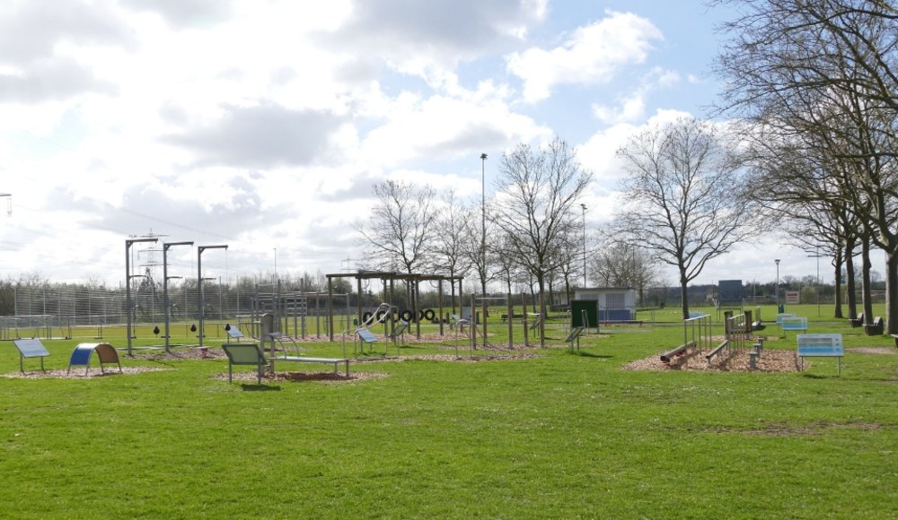 Grüne Rasenfläche mit verschiedene Sportgeräten