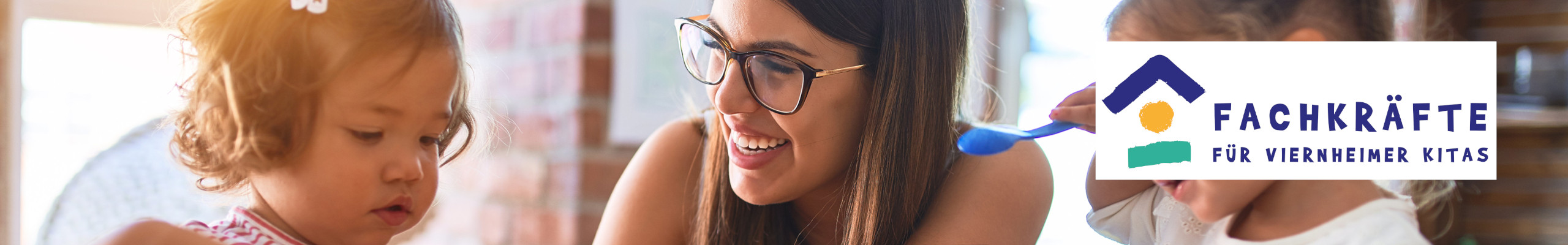 Frau mit zwei Kindern mit Slogan Fachkkräfte für Viernheimer Kitas
