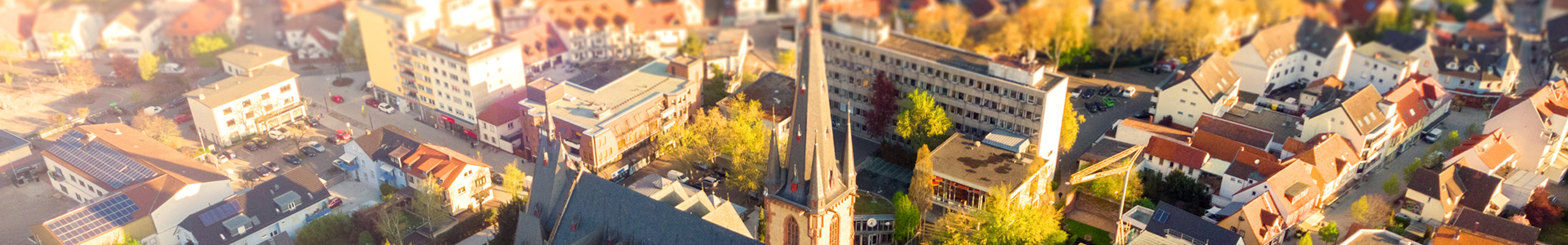 Ausschnitt Bild von oben mit Kirche und Gebäuden