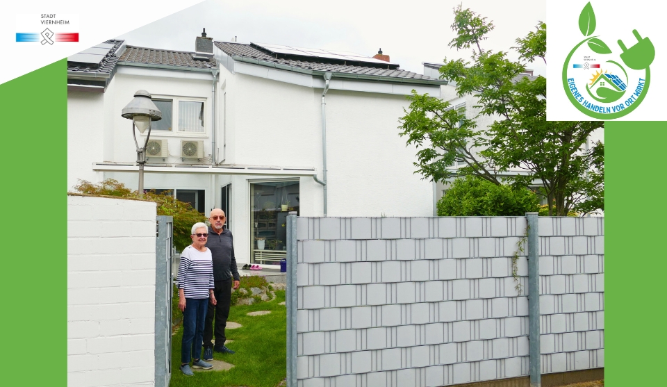 Eheleute Irmgard und Kurt Weigand mit der PV-Anlage auf ihrem Hausdach. 