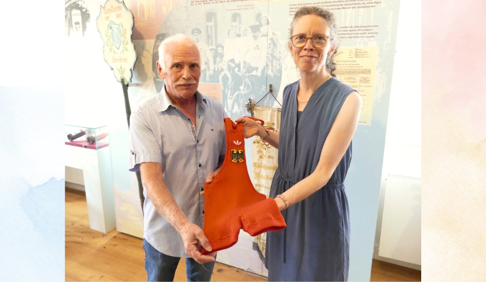 Museumsleiterin Elke Leinenweber und Fritz Niebler mit dem roten Ringertrikot