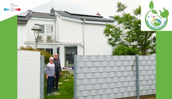 Eheleute Irmgard und Kurt Weigand mit der PV-Anlage auf ihrem Hausdach. 