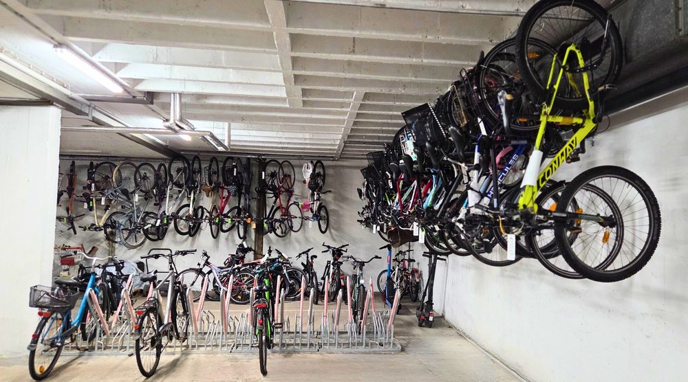 Ein Blick in das Fahrradlager des Fundbüros: Rund 20 Fundfahrräder werden am 19. September öffentlich versteigert.