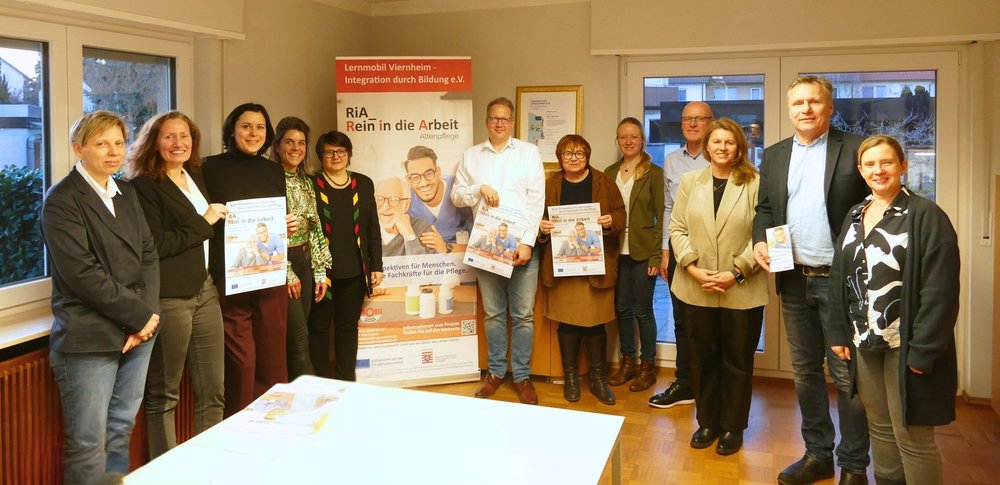 Gemeinsam für Integration und Pflege: Lernmobil, Stadt Viernheim, Kreis Bergstraße und regionale Pflegeeinrichtungen präsentierten das Projekt „RiA – Rein in die Arbeit Altenpflege“, das Sprachkurse direkt mit beruflichen Perspektiven in der Altenpflege verbindet.