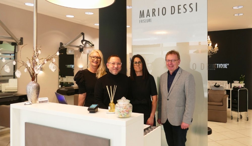 Von rechts: Bürgermeister Matthias Baaß, Jeannine Dessi, Mario Dessi und Vorbesitzerin Heike Haas.