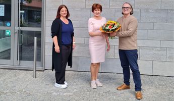 Ulrike Ullrich (Mitte) wird nach über 26 Jahren als Dozentin von Horst Stephan (rechts) und Sabrina Eufinger mit Blumen verabschiedet.