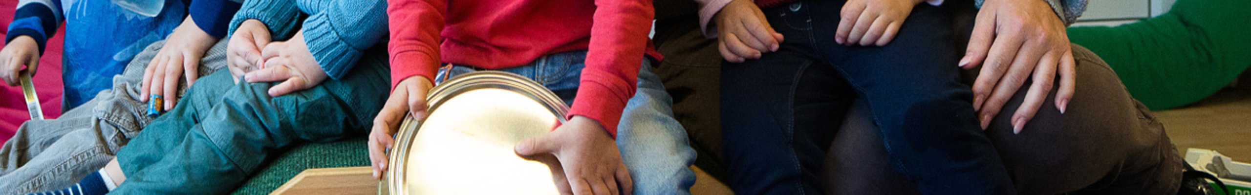 Kitas, Krippe und Schulen Kinder mit Musikinstrument