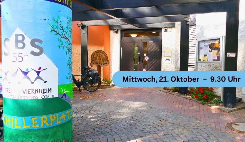 Eingangsbereich der Seniorenbegegnungsstätte SBS 55+ am Schillerplatz in Viernheim. Links steht eine bunt bemalte Säule mit der Aufschrift „SBS 55+“. Ein hellblauer Hinweis im unteren Bildbereich nennt den Termin „Mittwoch, 21. Oktober – 9.30 Uhr“.