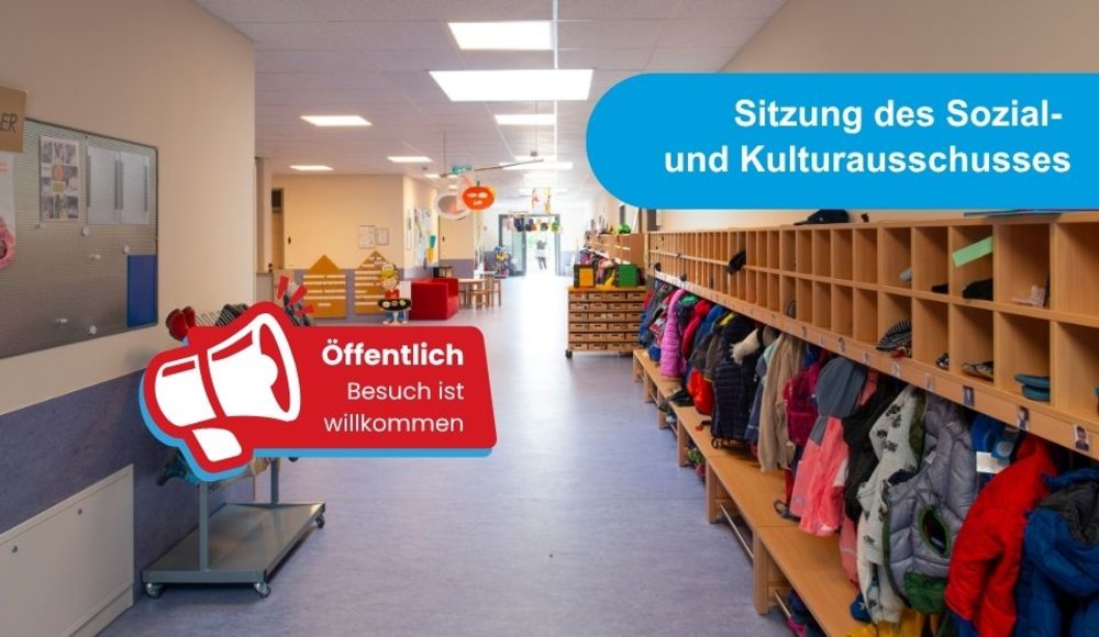 Blick in den Flur einer Kindertagesstätte mit Garderoben und vielen aufgehängten Kinderjacken. Eingeblendet sind die Hinweise „Sitzung des Sozial- und Kulturausschusses“ sowie „Öffentlich – Besuch ist willkommen“.