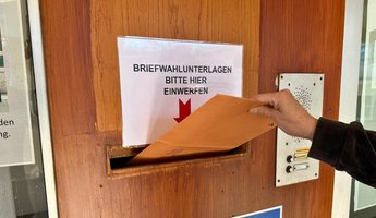 Direkt neben dem ehemaligen Haupteingang am Alten Rathaus in der Innenstadt befindet sich der Sonderbriefkasten für die Wahlunterlagen.