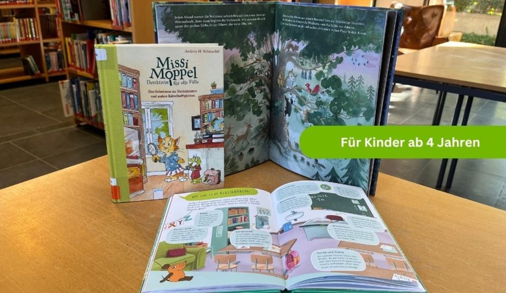 Mehrere Kinderbücher sind auf einem Tisch in der Stadtbibliothek ausgestellt. Ein grüner Hinweis im Bild trägt die Aufschrift „Für Kinder ab 4 Jahren“.