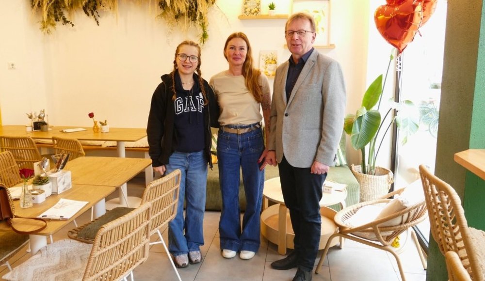 Inhaberin Tina Schwöbel (Mitte) und ihre Tochter Lena Bürgermeister Matthias Baaß im Café amalfi