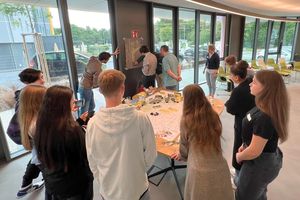 Sie bringen sich ein: Schülergruppe der Friedrich-Fröbel-Schule stellt ihre kreativen Vorschläge für das Baugebiet Nordweststadt II vor.