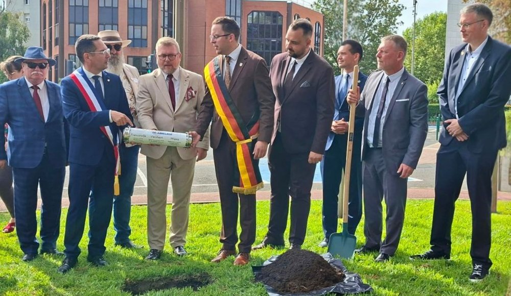 Bei den Jubiläumsfeierlichkeiten vergraben Franconvilles Bürgermeister Xavier Melki, Mariusz Dziubiński, Stadtverordneter aus Mława, und Viernheims Erster Stadtrat Jörg Scheidel (von links) die Zeitkapsel mit Erinnerungsstücken aus den drei Partnerstädten.