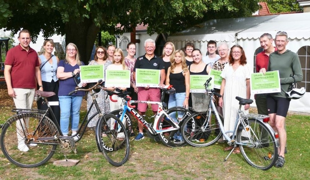 So sehen Sieger aus! Erster Stadtrat Jörg Scheidel (links) nimmt gemeinsam mit Annemarie Biermas (2 v.l.), Myriam Buddensiek (7. v.l.) und Sandra Schäfer Schwarz (3. v.r.) die Prämierung der Siegerteams vor.