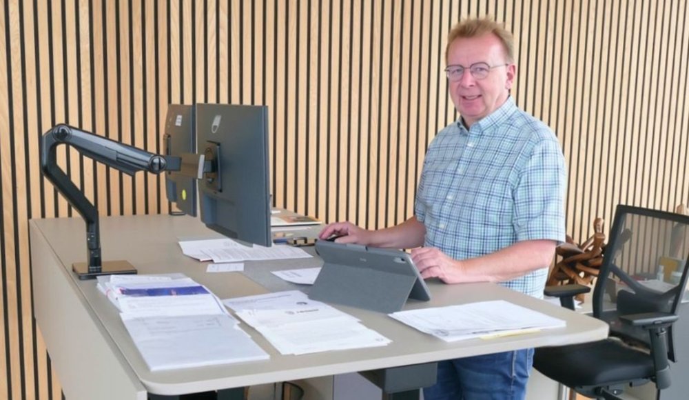 Bürgermeister Matthias Baaß, stehend hinter seinem Schreibtisch